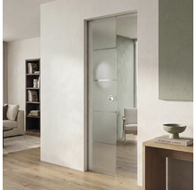 Schiebetür aus satiniertem Glas mit horizontalen klaren Streifen und rundem Griff in einem hellen, modern eingerichteten Wohnzimmer.