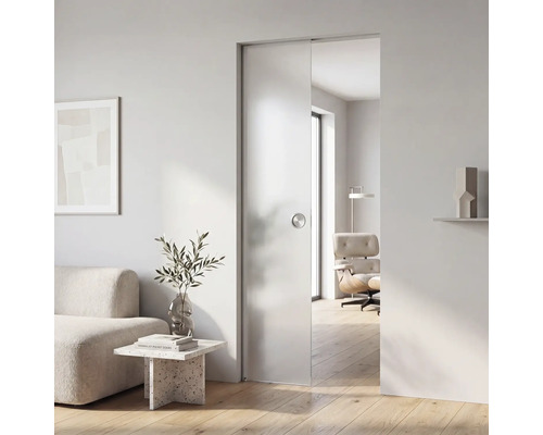 Minimalistisches Wohnzimmer mit einer Schiebetür aus Glas, hellem Sofa und modernen Möbeln in einer hellen, weitläufigen Atmosphäre.