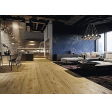 Salon et cuisine modernes avec parquet en chêne, mur bleu texturé, plafond industriel et design ouvert spacieux.