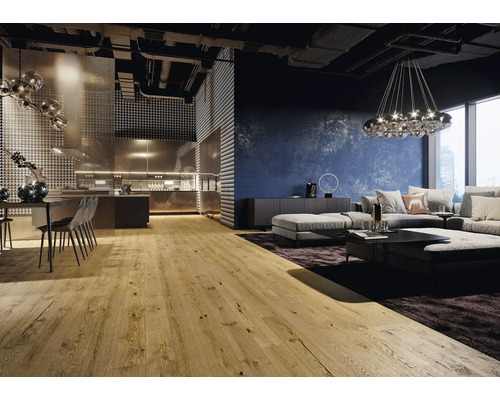 Salon et cuisine modernes avec parquet en chêne, mur bleu texturé, plafond industriel et design ouvert spacieux.