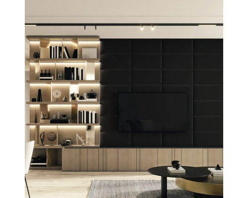 Modernes Wohnzimmer mit dunklen gepolsterten Wandpaneelen, einem Fernseher und einem beleuchteten Holzregal mit Dekorationsartikeln.