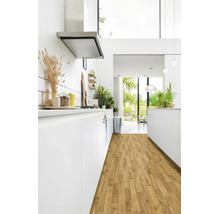 Helle, moderne Küche mit weißen Schränken und einem Bodenbelag in Holzoptik.
