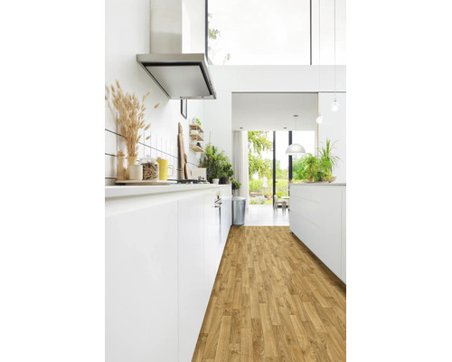 Helle, moderne Küche mit weißen Schränken und einem Bodenbelag in Holzoptik.