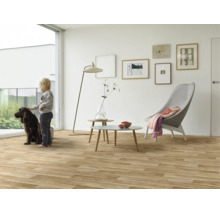 Sol clair aspect bois dans un salon moderne avec enfant, chien, meubles minimalistes et cadres muraux.