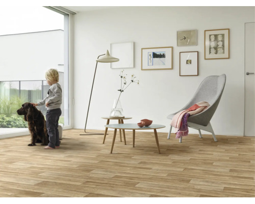 Sol clair aspect bois dans un salon moderne avec enfant, chien, meubles minimalistes et cadres muraux.