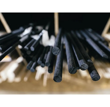 Faisceau de tiges rondes en bois noir pour le bricolage et le modélisme.
