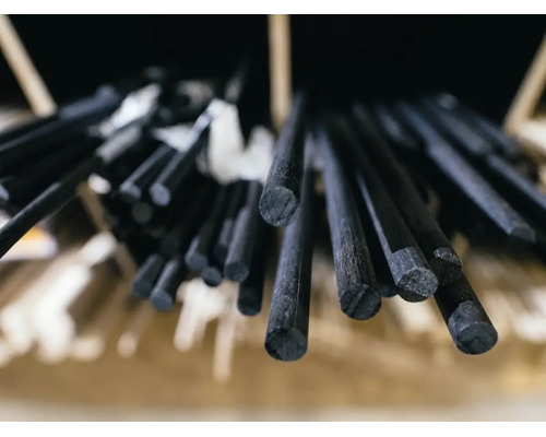 Faisceau de tiges rondes en bois noir pour le bricolage et le modélisme.