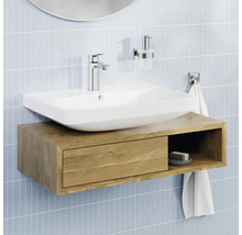 Salle de bain lumineuse avec une vasque à poser blanche sur un meuble sous-vasque suspendu en bois avec tiroir et étagère ouverte.