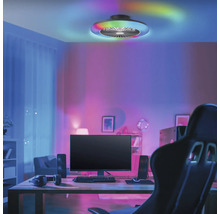 Ventilateur de plafond avec éclairage LED coloré dans une salle de jeu moderne avec une lumière d'ambiance.