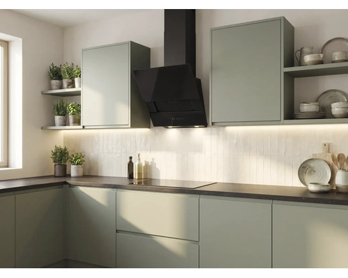 Cuisine moderne vert olive avec hotte aspirante noire, carrelage vertical clair et plan de travail foncé.