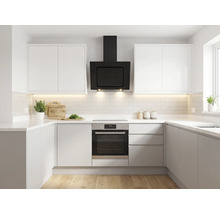 Cuisine moderne en U lumineuse avec meubles blancs, hotte noire, four encastré, crédence en carrelage blanc et parquet.