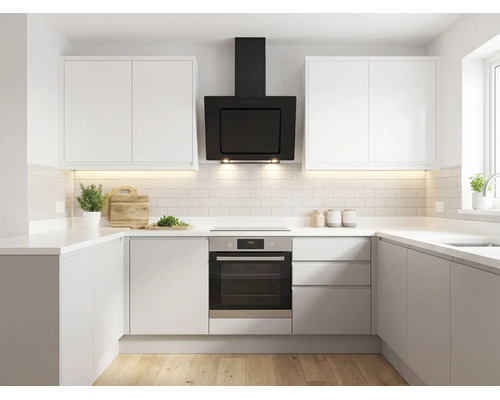 Cuisine moderne en U lumineuse avec meubles blancs, hotte noire, four encastré, crédence en carrelage blanc et parquet.