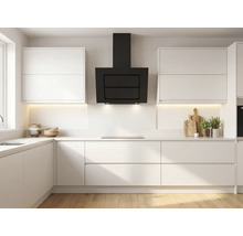Cuisine moderne et lumineuse avec des meubles blancs, une hotte murale noire et une plaque de cuisson à induction.