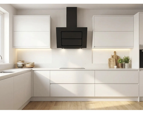 Cuisine moderne et lumineuse avec des meubles blancs, une hotte murale noire et une plaque de cuisson à induction.