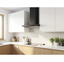 Cuisine moderne et lumineuse avec une hotte aspirante murale noire au-dessus d'une plaque à induction, meubles hauts blancs et bas en bois.