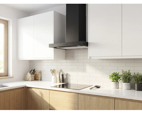 Cuisine moderne et lumineuse avec une hotte aspirante murale noire au-dessus d'une plaque à induction, meubles hauts blancs et bas en bois.