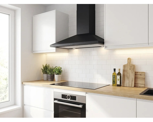 Moderne helle Küche mit schwarzer Kaminhaube, weißem Fliesenspiegel, Kochfeld, Einbaubackofen und Arbeitsplatte in Holzoptik.