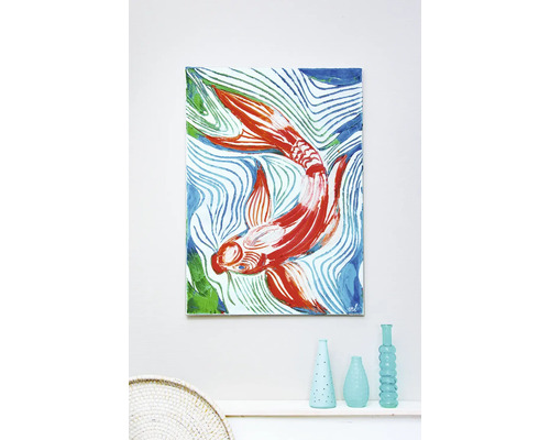 Leinwandbild mit farbenfrohem Fisch-Motiv über einem Regal mit Deko-Vasen.