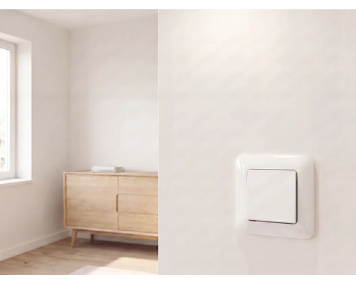 Interrupteur moderne sur un mur dans une pièce lumineuse et minimaliste avec un buffet en bois et une fenêtre.