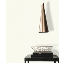 Pièce moderne lumineuse avec papier peint uni, une suspension conique et une table d'appoint.