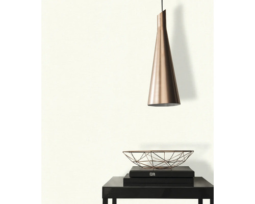 Pièce moderne lumineuse avec papier peint uni, une suspension conique et une table d'appoint.
