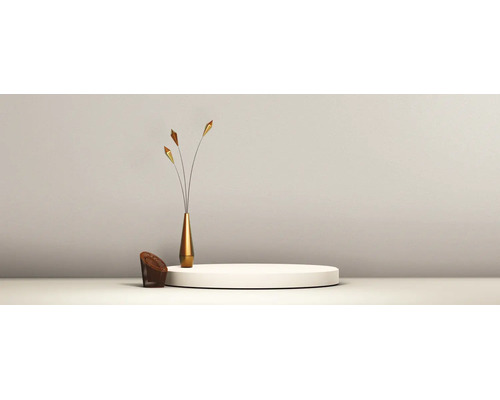 Scène minimaliste avec un podium rond blanc, un vase doré étroit avec des tiges décoratives et un petit tabouret marron.
