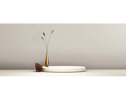 Scène minimaliste avec un podium circulaire blanc, un vase doré élancé avec des tiges décoratives et une petite chaise en maille marron devant un mur texturé.