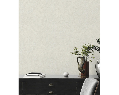 Papier peint texturé effet crépi dans une pièce lumineuse avec buffet sombre, plantes et objets de décoration.