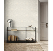 Pièce lumineuse avec un papier peint baroque à motifs, une console en métal et une porte
