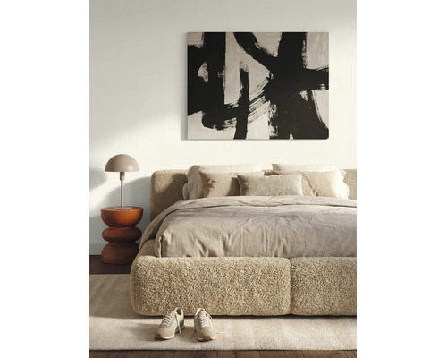 Chambre à coucher moderne et lumineuse avec un lit en tissu bouclé, une peinture murale abstraite, une table d'appoint sculpturale et une lampe.