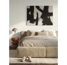 Chambre à coucher moderne avec un lit en tissu bouclé, un tableau abstrait, une table de chevet et une lampe champignon.