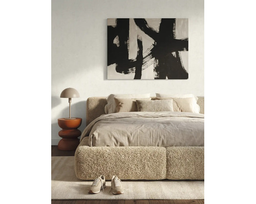 Chambre à coucher moderne avec un lit en tissu bouclé, un tableau abstrait, une table de chevet et une lampe champignon.