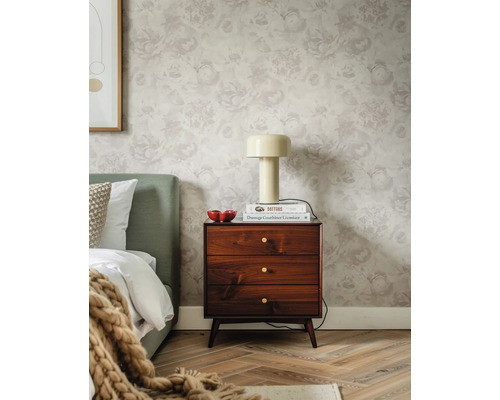 Papier peint floral subtil avec motifs de roses dans une chambre avec table de chevet en bois foncé, lampe crème et tête de lit verte.