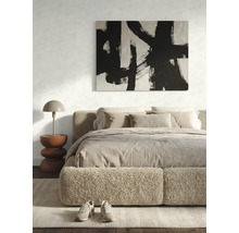 Chambre moderne avec cadre de lit en bouclé, linge de lit aux tons naturels, tableau abstrait et lampe de table en forme de champignon.