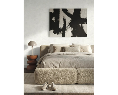 Chambre moderne avec lit rembourré bouclé, peinture abstraite, table d'appoint sculpturale et lampe de table dans un style clair et minimaliste.