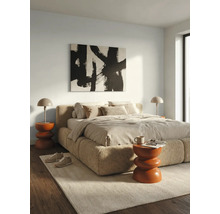 Chambre à coucher moderne avec lit rembourré en tissu bouclé, deux tables de chevet avec lampes et un tableau abstrait.