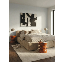 Chambre moderne et lumineuse avec lit rembourré en tissu texturé, tableau abstrait, tables d appoint sculpturales et lampes de table.
