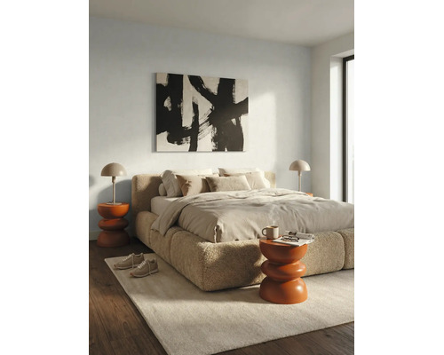 Chambre moderne et lumineuse avec lit rembourré en tissu texturé, tableau abstrait, tables d appoint sculpturales et lampes de table.