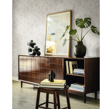 Buffet en bois foncé avec motif à carreaux, décoré de vases et d une plante devant un mur avec papier peint floral dans un salon lumineux.