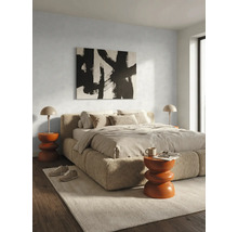 Chambre moderne avec lit capitonné en tissu bouclé, linge de lit neutre, tables de chevet orange et décoration murale abstraite.