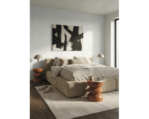 Chambre moderne et lumineuse avec un lit en bouclette texturée, un tableau abstrait et des tables de chevet sculpturales sur un tapis clair.