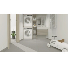 Buanderie moderne avec lave-linge et sèche-linge superposés, meuble sous-vasque aspect bois et carrelage au sol.