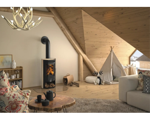 Moderner Kaminofen mit Steinverkleidung in einem hellen Wohnraum mit Holzdecke, Geweihleuchter und Spielzelt.