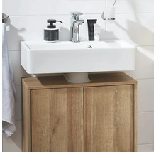 Salle de bain moderne avec lavabo rectangulaire, robinet chromé et meuble sous-lavabo aspect bois.