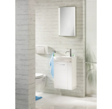 Toilettes d'invités lumineuses avec meuble sous vasque blanc, vasque en céramique, robinet chromé, miroir éclairé et WC suspendu.