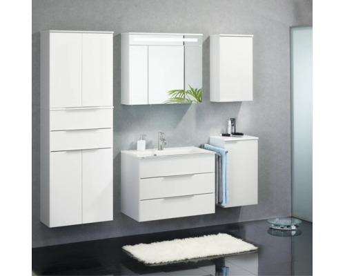 Modernes weißes Badezimmermöbel-Set bestehend aus Waschtisch, Spiegelschrank mit Beleuchtung, Hochschrank und weiteren Schränken.
