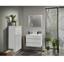 Salle de bain moderne avec meubles de salle de bain blancs brillants, comprenant un sous-vasque et une armoire haute. Avec un miroir LED carré.