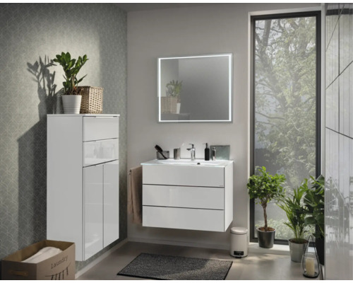 Salle de bain moderne avec meubles de salle de bain blancs brillants, comprenant un sous-vasque et une armoire haute. Avec un miroir LED carré.