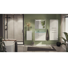 Salle de bain moderne avec meubles blancs brillants, lavabo en verre, armoire de toilette, douche à cadre noir et baignoire îlot.