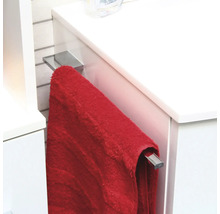 Porte-serviettes en métal chromé, monté latéralement sur un meuble sous-lavabo blanc avec une serviette rouge.